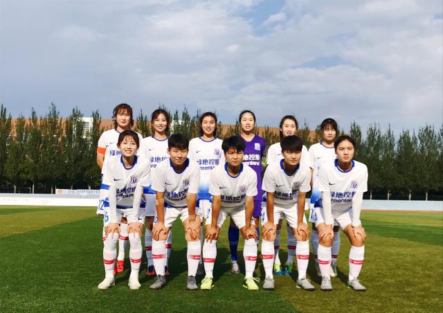 评论员预测今天的Bo5结果：王多多认为 Weibo Gaming 将以3：2获胜，顾顾认为3：1获胜
